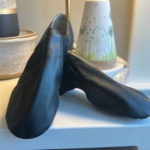 Soft sole dance shoes; women’s 7